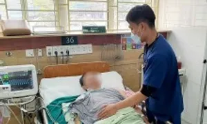 6 bệnh nhân ngộ độc acetonitrile nặng ở Long Biên 'qua nguy kịch' 6 bệnh nhân ngộ độc acetonitrile nặng ở Long Biên 'qua nguy kịch'