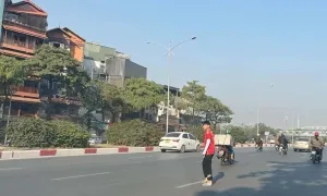 Có bắt buộc mọi trường hợp đi bộ sang đường phải vẫy tay báo hiệu? Có bắt buộc mọi trường hợp đi bộ sang đường phải vẫy tay báo hiệu?