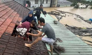 Đêm trắng phá mái nhà, kết bè cứu nhau trong lũ